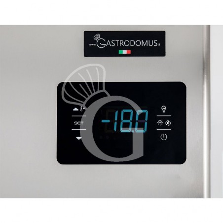 Armadio refrigerato ventilato classe A capacità 700 LT e temperatura -18°C/-22°C con porta vetro Armadio refrigerato ventilato classe A capacità 700 LT e temperatura -18°C/-22°C con porta vetro