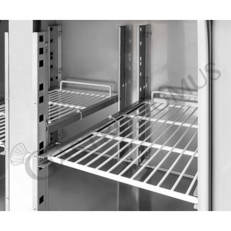 Tavolo frigo con 2 porte e 5 cassetti, Prof. 700 e temperatura -2°C/+8°C Tavolo frigo con 2 porte e 5 cassetti, Prof. 700 e temperatura -2°C/+8°C