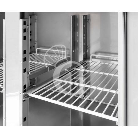 Tavolo frigo con 2 porte e 4 cassetti, Prof. 700 e temperatura -2°C/+8°C Tavolo frigo con 2 porte e 4 cassetti, Prof. 700 e temperatura -2°C/+8°C