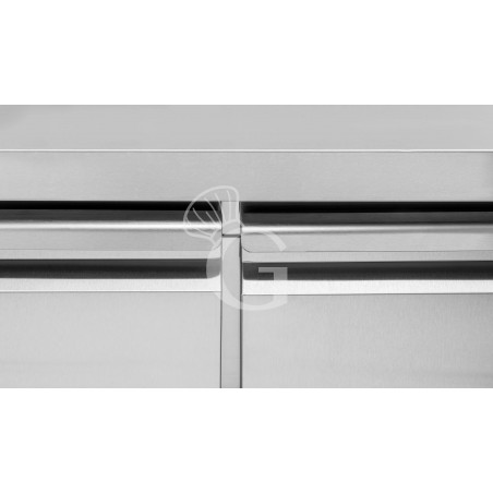 Tavolo frigo con 2 porte e 4 cassetti, Prof. 700 e temperatura -2°C/+8°C Tavolo frigo con 2 porte e 4 cassetti, Prof. 700 e temperatura -2°C/+8°C