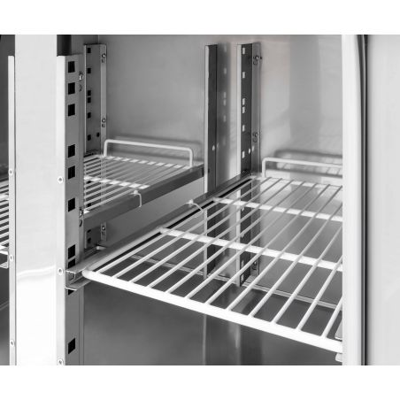 Tavolo frigo con 3 porte e 2 cassetti, alzatina, Prof.700 e temperatura -2°C/+8°C Tavolo frigo con 3 porte e 2 cassetti, alzatina, Prof.700 e temperatura -2°C/+8°C