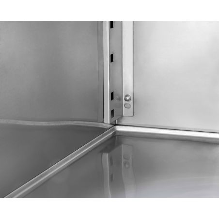 Tavolo frigo con 3 porte e 2 cassetti, alzatina, Prof.700 e temperatura -2°C/+8°C Tavolo frigo con 3 porte e 2 cassetti, alzatina, Prof.700 e temperatura -2°C/+8°C