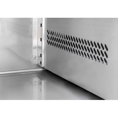 Tavolo frigo con 3 porte e 2 cassetti, alzatina, Prof.700 e temperatura -2°C/+8°C Tavolo frigo con 3 porte e 2 cassetti, alzatina, Prof.700 e temperatura -2°C/+8°C