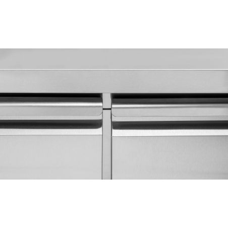 Tavolo frigo con 3 porte e 2 cassetti, alzatina, Prof.700 e temperatura -2°C/+8°C Tavolo frigo con 3 porte e 2 cassetti, alzatina, Prof.700 e temperatura -2°C/+8°C