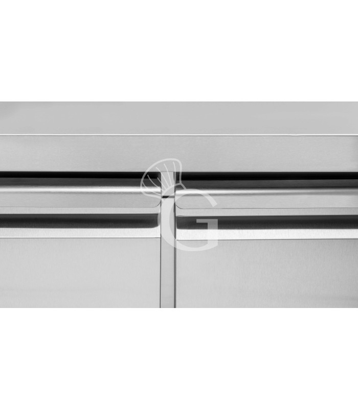 Tavolo refrigerato con 2 porte e 5 cassetti, alzatina, Prof.700 e temperatura -2°C/+8°C