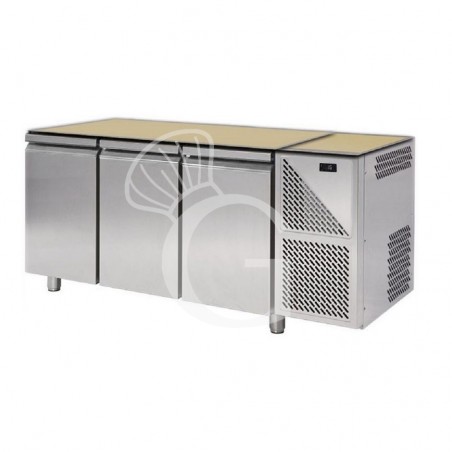 Tavolo frigo senza top con 3 porte, profondità 700 mm e temperatura 0/10°C Tavolo frigo senza top con 3 porte, profondità 700 mm e temperatura 0/10°C
