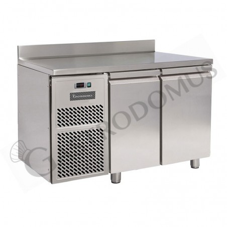 Tavolo refrigerato motore a sinistra 2 porte con alzatina Prof. 600 mm temperatura -18°C/-22°C Tavolo refrigerato motore a sinistra 2 porte con alzatina Prof. 600 mm temperatura -18°C/-22°C
