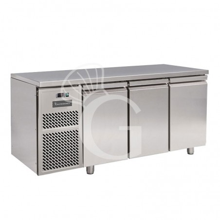 Tavolo refrigerato motore a sinistra 3 porte Prof. 600 mm temperatura -18°C/-22°C Tavolo refrigerato motore a sinistra 3 porte Prof. 600 mm temperatura -18°C/-22°C