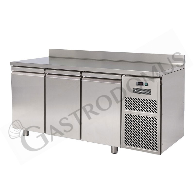 Tavolo refrigerato 3 porte con alzatina Prof. 600 mm - temperatura -18°C/-22°C Tavolo refrigerato 3 porte con alzatina Prof. 600 mm - temperatura -18°C/-22°C