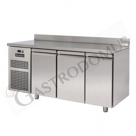 Tavolo refrigerato motore a sinistra 3 porte con alzatina Prof. 600 mm temperatura -18°C/-22°C Tavolo refrigerato motore a sinistra 3 porte con alzatina Prof. 600 mm temperatura -18°C/-22°C