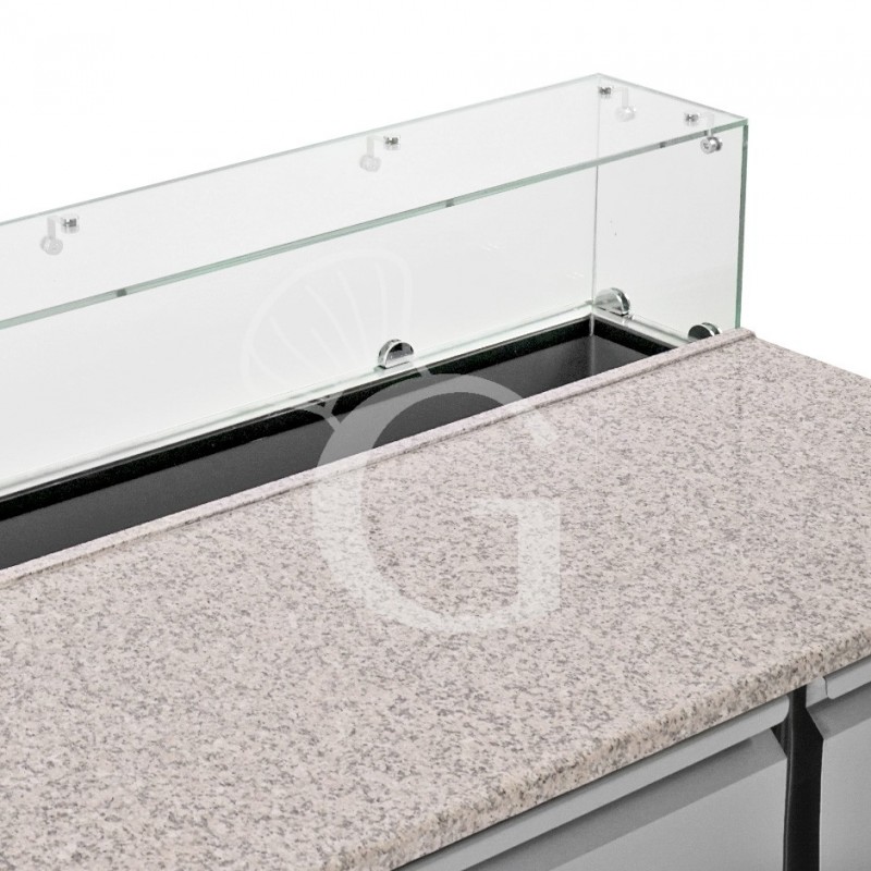 Dettaglio piano di lavoro in granito e vano bacinelle saladette refrigerata 3 porte