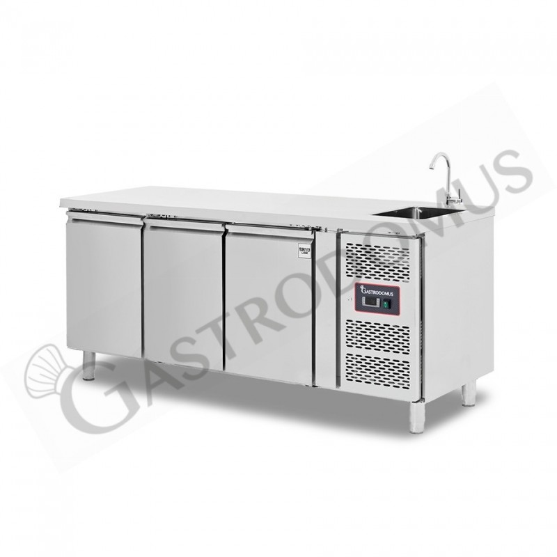 Tavolo Lavello Armadiato Refrigerato 3 porte Prof. 700 mm +2°C/+8°C - con foro rubinetto Ø 25 mm Tavolo Lavello Armadiato Refrigerato 3 porte Prof. 700 mm +2°C/+8°C - con foro rubinetto Ø 25 mm