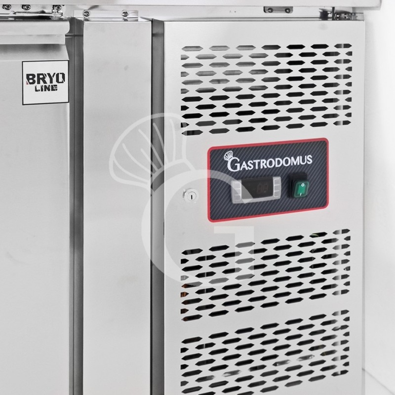 Tavolo Lavello Armadiato Refrigerato 3 porte Prof. 700 mm +2°C/+8°C - con foro rubinetto Ø 25 mm - dettaglio comandi