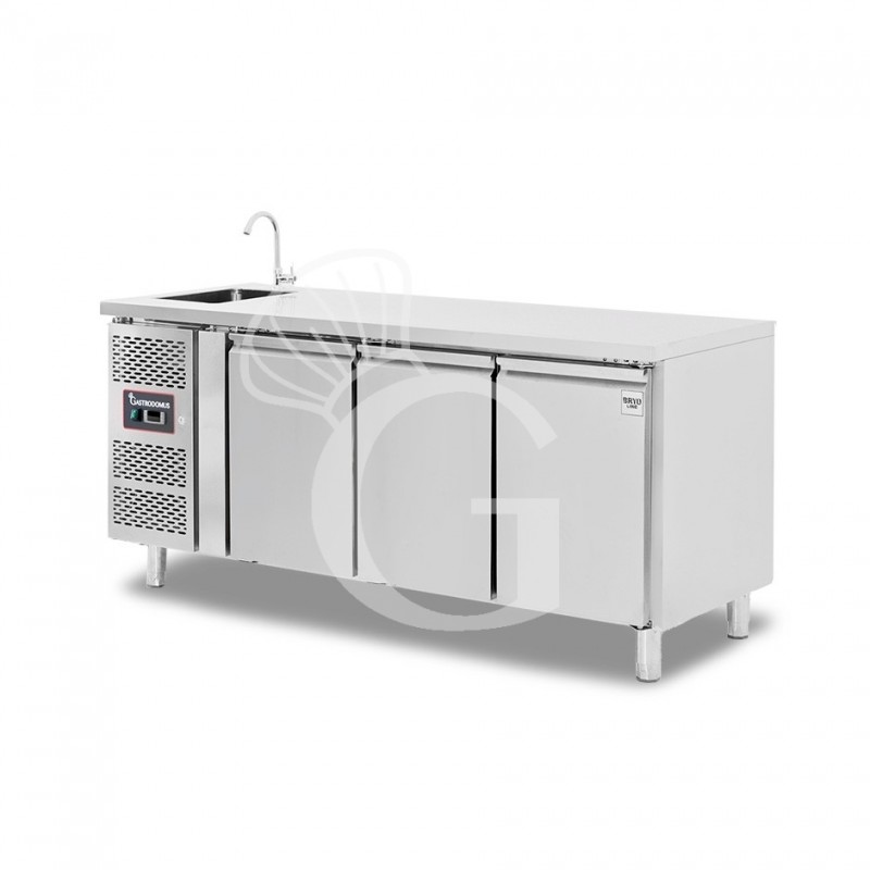 Tavolo Lavello Armadiato Refrigerato 3 porte Prof. 700 mm +2°C/+8°C motore a sinistra - con foro rubinetto Ø 25 mm