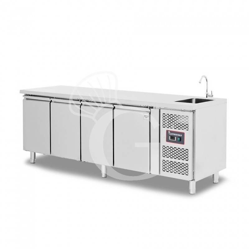Tavolo Lavello Armadiato Refrigerato 4 porte Prof. 700 mm +2°C/+8°C - con foro rubinetto Ø 25 mm Tavolo Lavello Armadiato Refrigerato 4 porte Prof. 700 mm +2°C/+8°C - con foro rubinetto Ø 25 mm