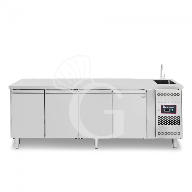 Tavolo Lavello Armadiato Refrigerato 4 porte Prof. 700 mm +2°C/+8°C - con foro rubinetto Ø 25 mm Tavolo Lavello Armadiato Refrigerato 4 porte Prof. 700 mm +2°C/+8°C - con foro rubinetto Ø 25 mm
