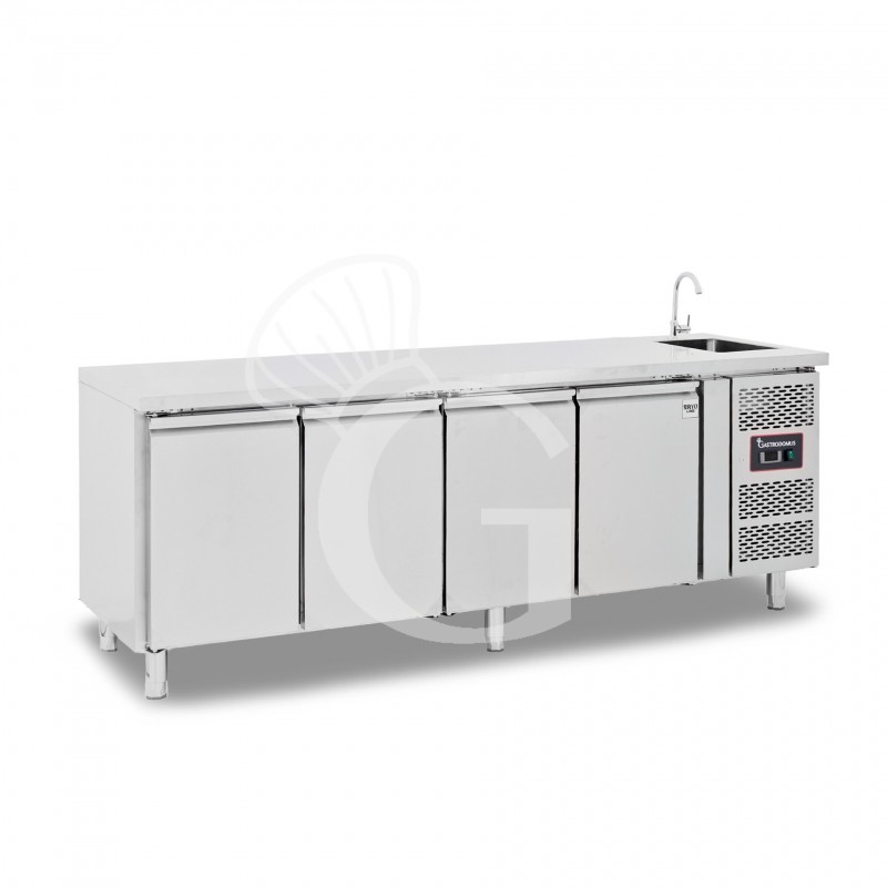 Tavolo Lavello Armadiato Refrigerato 4 porte Prof. 700 mm +2°C/+8°C - con foro rubinetto Ø 25 mm