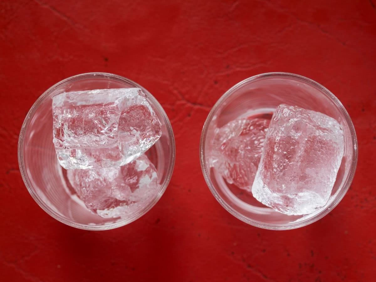 Immagine di bicchieri con ghiaccio a cubetto pieno