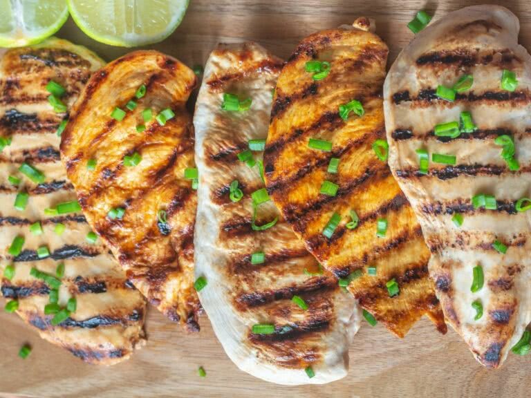 Immagine carne cotta sulla piastra rigata di un fry top
