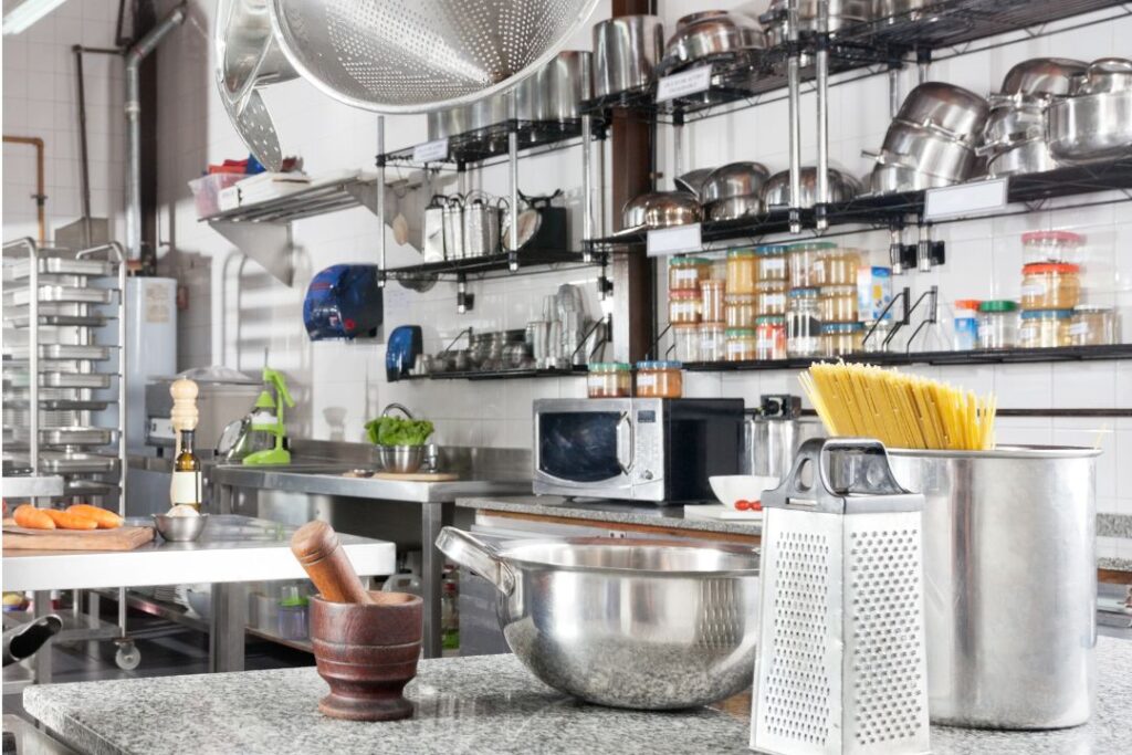 ATTREZZATURA DA CHEF: LISTA COMPLETA DI OGNI UTENSILE INDISPENSABILE IN AMBITO PROFESSIONALE (E NON!)