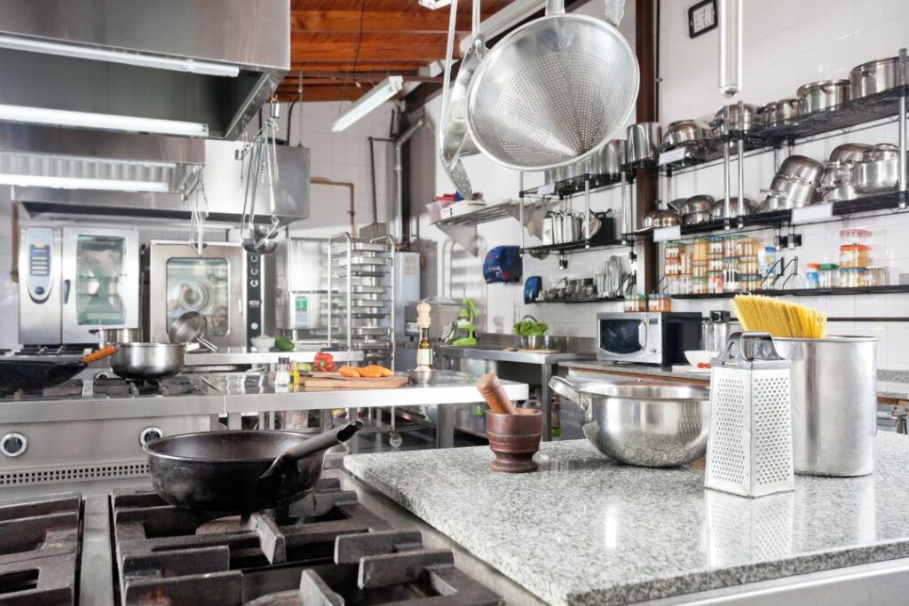 TUTTO SULLE DARK KITCHEN: SIGNIFICATO, VANTAGGI E COME APRIRNE UNA