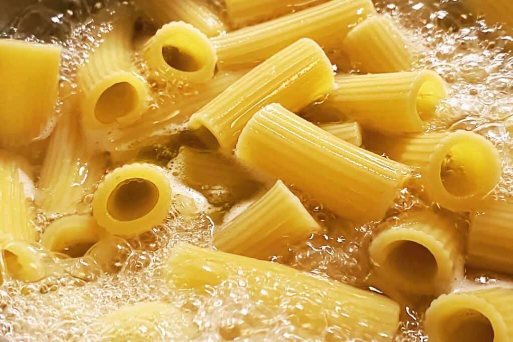 GUIDA COMPLETA AL CUOCIPASTA PROFESSIONALE: TIPI, USO E MANUTENZIONE
