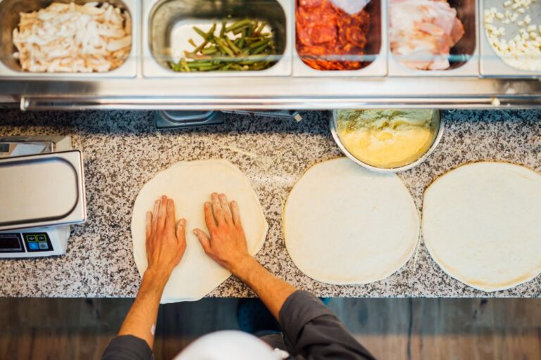 stesura impasto su banco pizza