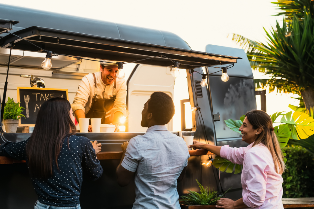 CHE COS’È UN FOOD TRUCK E COME AVVIARLO: GUIDA COMPLETA AI COSTI E REQUISITI