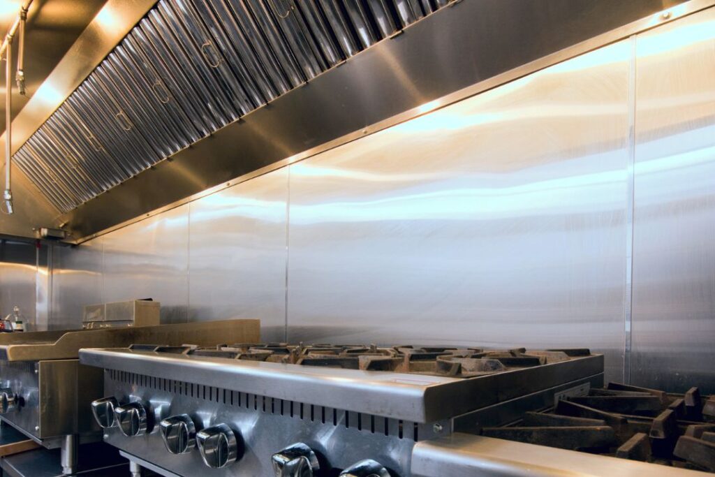 COME PULIRE LE CUCINE PROFESSIONALI: GUIDA COMPLETA PER UNA SANIFICAZIONE IMPECCABILE